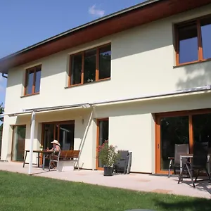 Lovely Apartment, Garden, Parking, Wifi, Netflix Prag
